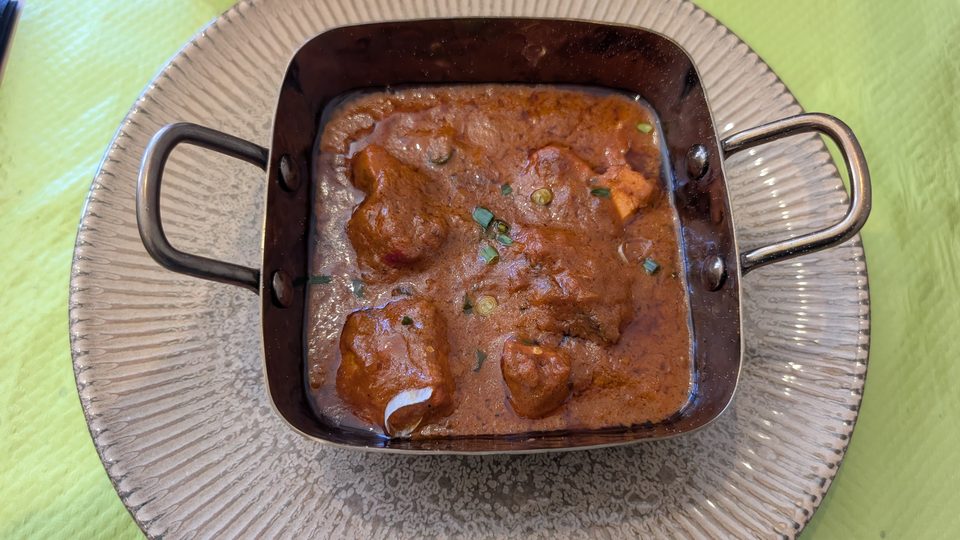 Plat en sauce servi dans un récipient à deux anses