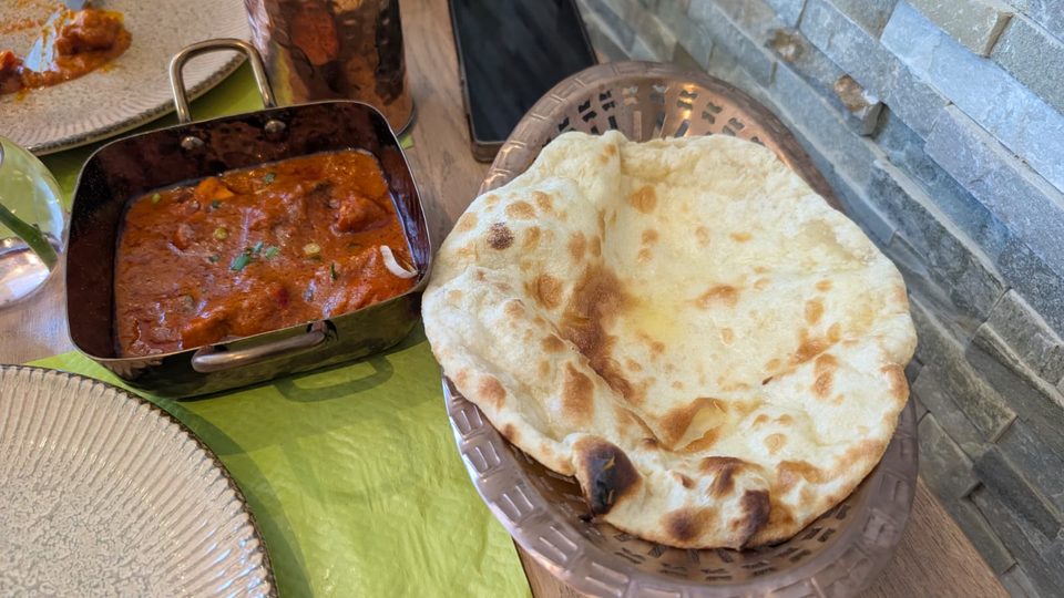 Pain plat doré présenté avec un plat en sauce