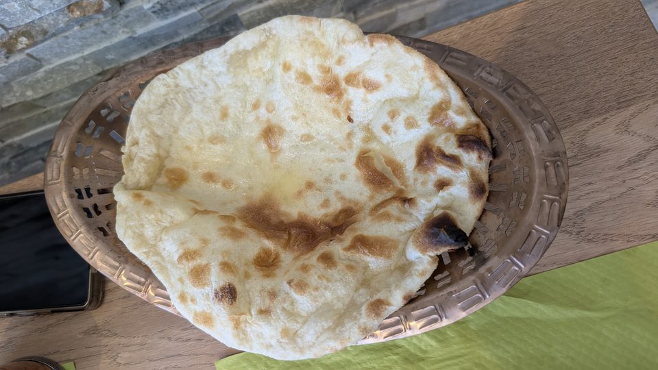 Pain plat doré dans une corbeille